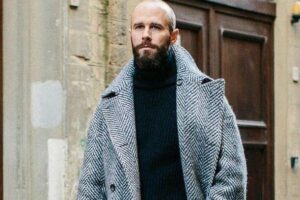 Cómo combinar un abrigo gris de hombre